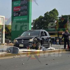 Accidente en Zacatepec: Camioneta se impacta en camellón