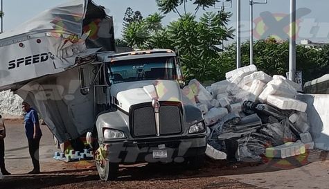 Tráiler cargado vuelca en el Paso Exprés a la altura de Satélite