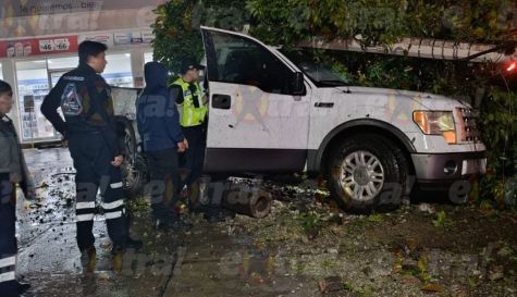 Ebrio provoca apagón tras chocar contra poste en Cuautla