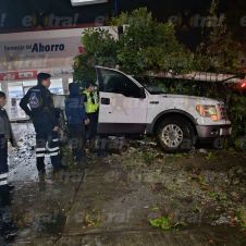 Ebrio provoca apagón tras chocar contra poste en Cuautla Ebrio provoca apagón tras chocar contra poste en Cuautla