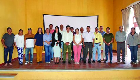 Autoridades de los tres órdenes de gestión y líderes locales coordinan los avances técnicos del nuevo centro educativo en Tilzapotla.