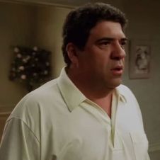 La caracterización de Vincent Pastore en la producción de HBO lo convirtió en una figura de culto para la historia de la televisión moderna. La caracterización de Vincent Pastore en la producción de HBO lo convirtió en una figura de culto para la historia de la televisión moderna.