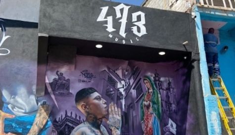 Santa Fe Klan exhibe violencia policial en su tienda de Guanajuato