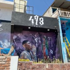 Santa Fe Klan exhibe violencia policial en su tienda de Guanajuato Santa Fe Klan exhibe violencia policial en su tienda de Guanajuato
