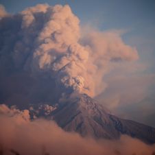 Volcán de Fuego hace erupción en Guatemala