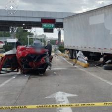 Tráiler destroza auto en caseta de la carretera Cuernavaca-Chilpancingo