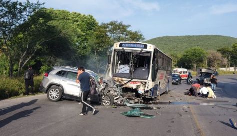 Un Lasser, una camioneta y una moto accidentados en Xococotla