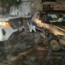 Camioneta de valores choca contra auto en Cuautla