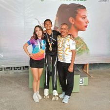 Aarón Emiliano Jiménez Zavala en el podio mostrando la medalla de oro