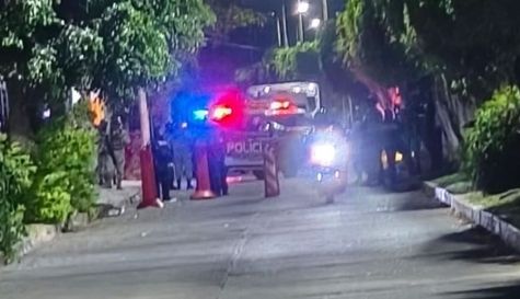 Elementos de seguridad acordonaron la calle José María Morelos tras el reporte de detonaciones frente al establecimiento nocturno.