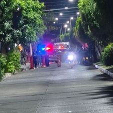 Elementos de seguridad acordonaron la calle José María Morelos tras el reporte de detonaciones frente al establecimiento nocturno.