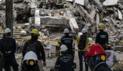 Brigadas de la UNGRD y cuerpos de socorro continúan la búsqueda de sobrevivientes bajo las estructuras colapsadas.