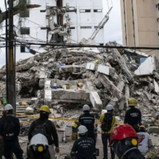 Brigadas de la UNGRD y cuerpos de socorro continúan la búsqueda de sobrevivientes bajo las estructuras colapsadas.