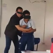Profesor es cesado tras grabarlo en actos inapropiados con alumno
