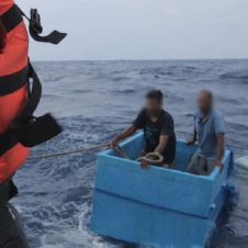 Rescatan a dos pescadores a la deriva tras 5 días en el mar | DDM