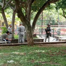 Mujer sin vida en el parque Cri Cri