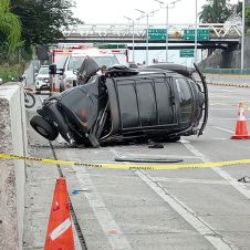 Elementos de la Guardia Nacional y Capufe abanderaron el tramo carretero mientras personal pericial realizaba el levantamiento del cuerpo.