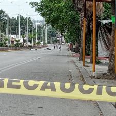 Elementos de Tránsito de Temixco cerraron la vialidad e hicieron adecuaciones al flujo vehicular mientras los paramédicos auxiliaban a la sobreviviente.