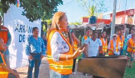 Autoridades municipales y pobladores de la comunidad 'Alejandra' atestiguaron el arranque de la obra vial y sanitaria.