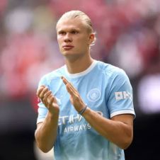 Erling Haaland dejó atrás su icónica coleta rubia para estrenar un estilo radical en la primera jornada de la Premier League 2026-2027.