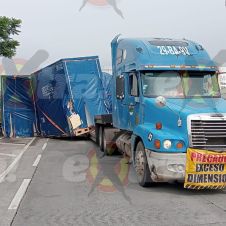 Tráiler choca y tira contenedores en Paso Exprés de Cuernavaca