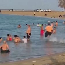 Un hombre evitó que un menor se ahogara en las playas de Arabia Saudita.