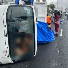 Volcadura en Periférico Sur deja 12 trabajadores e impactos de ambulancias