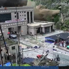 Un devastador sismo desató una megariada en Nepal que ha destruido carreteras, puentes y dejado cientos de desaparecidos.