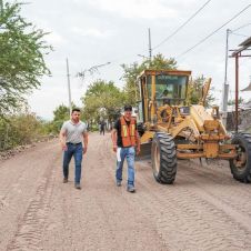 Supervisa Roberto Chalo Flores pavimentación en Xochitepec Supervisa Roberto Chalo Flores pavimentación en Xochitepec