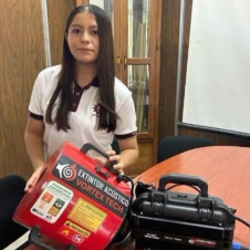 Ángela Karime, estudiante de solo 16 años, diseñó un extintor que sofoca las llamas usando únicamente ondas de sonido.