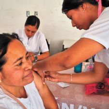 Morelos acerca servicios médicos y vacunación gratuita a comunidades