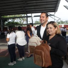 Temixco entrega 19 mil mochilas gratuitas para estudiantes