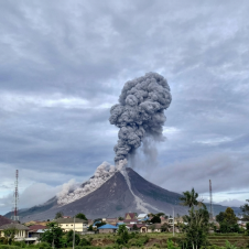 Erupción del volcán Sinabung: Alerta roja y ceniza en Indonesia