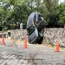 Volcadura en Lomas de Cocoyoc deja solo daños