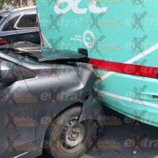 Choque de auto vs autobús Choque de auto vs autobús