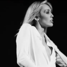 Miley Cyrus revive el pop de los 2000 en el videoclip de "Bass Persuades", inspirado en Britney Spears y Madonna. Miley Cyrus revive el pop de los 2000 en el videoclip de "Bass Persuades", inspirado en Britney Spears y Madonna.
