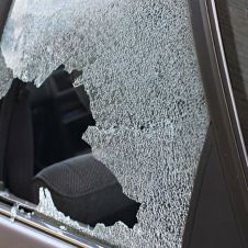 Cristalazo en Cuernavaca: Rompen cristal de auto y rastrean iPad robada