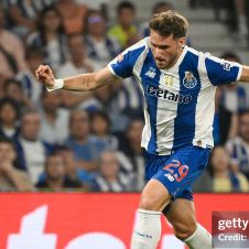 Santiago Giménez debuta con Porto y se queda cerca de marcar