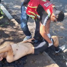Ciclista choca contra auto en Yecapixtla y termina lesionado Ciclista choca contra auto en Yecapixtla y termina lesionado