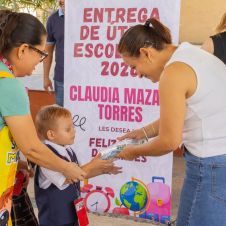 Entregar útiles escolares a preescolar en Puente de Ixtla con Claudia Mazari Entregar útiles escolares a preescolar en Puente de Ixtla con Claudia Mazari