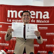 Presenta Juan Ángel Flores intención por Morena en Cuernavaca