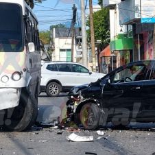 Caos vial en Cantarranas por choque entre ruta y auto en Cuernavaca