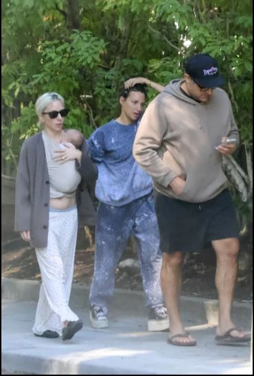 Un paseo de Gaga con el bebé