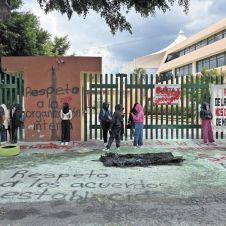 Toman normalistas de Amilcingo instalaciones del IEBEM en Morelos