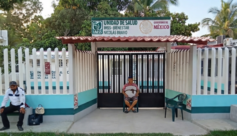 Paciente se encadena en Tabasco al IMSS-Bienestar y despiden a doctora