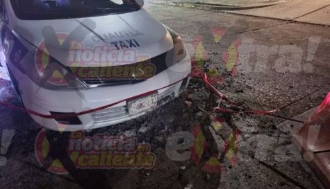 Socavón en Cuautla destruye taxi en la colonia Plan de Ayala