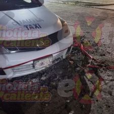 Socavón en Cuautla destruye taxi en la colonia Plan de Ayala