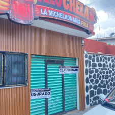 Bar irregular junto a primaria es clausurado por vecinos en Cuernavaca