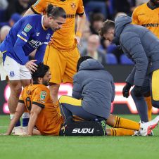 Sale lesionado Raúl Jiménez con el Wolverhampton en Inglaterra