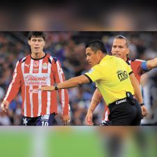 Designan a Víctor Cáceres como árbitro del Clásico Nacional
